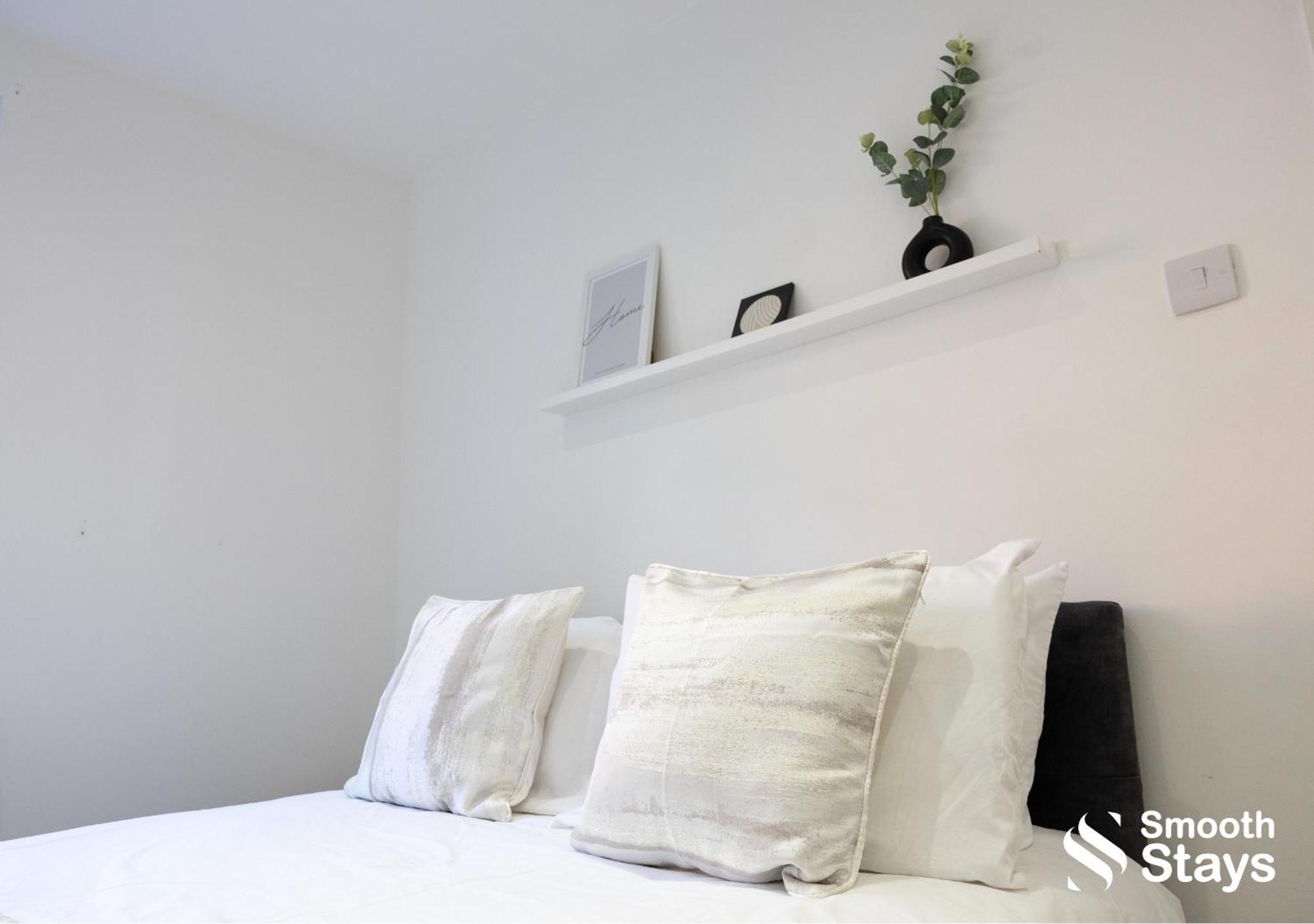 Smooth Stays: Preston Serviced Apartment with Parking Near Station Exterior photo